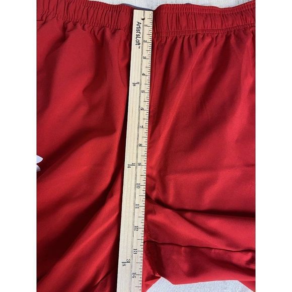 Under Armour Men's Size large Track and Filed Red with pockets  shorts - Picture 5 of 10
